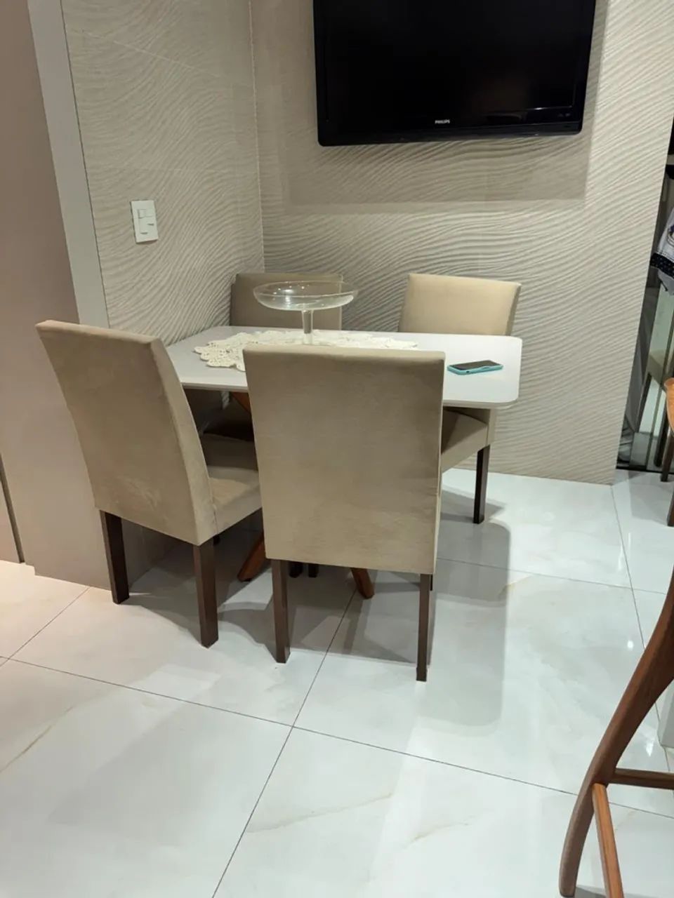 Mesa de Jantar com 6 Cadeiras Estofadas 