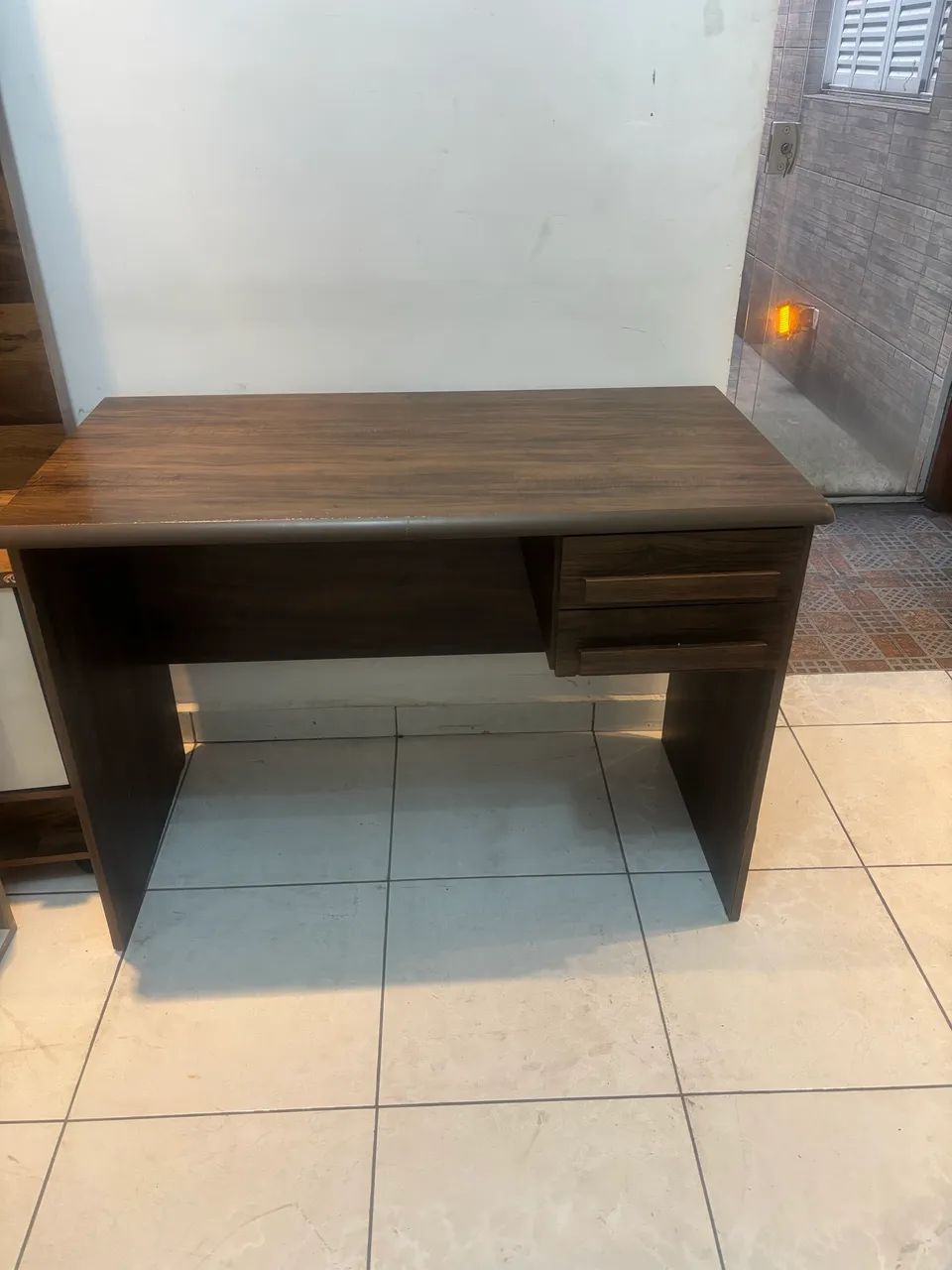 Escrivaninha com 2 gavetas - Foto 2
