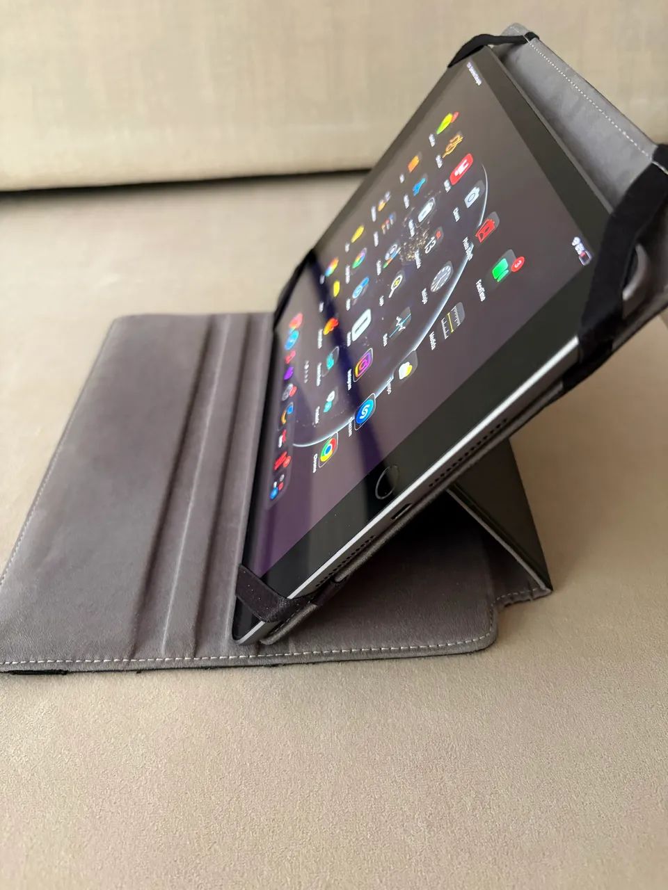 Capa giratória para iPad 5, 6, 7 e outras gerações.