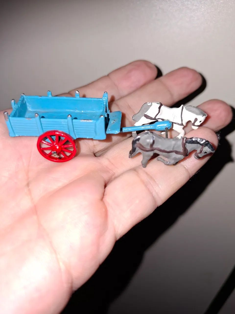 Brinquedo antigo mini carroça de chumbo