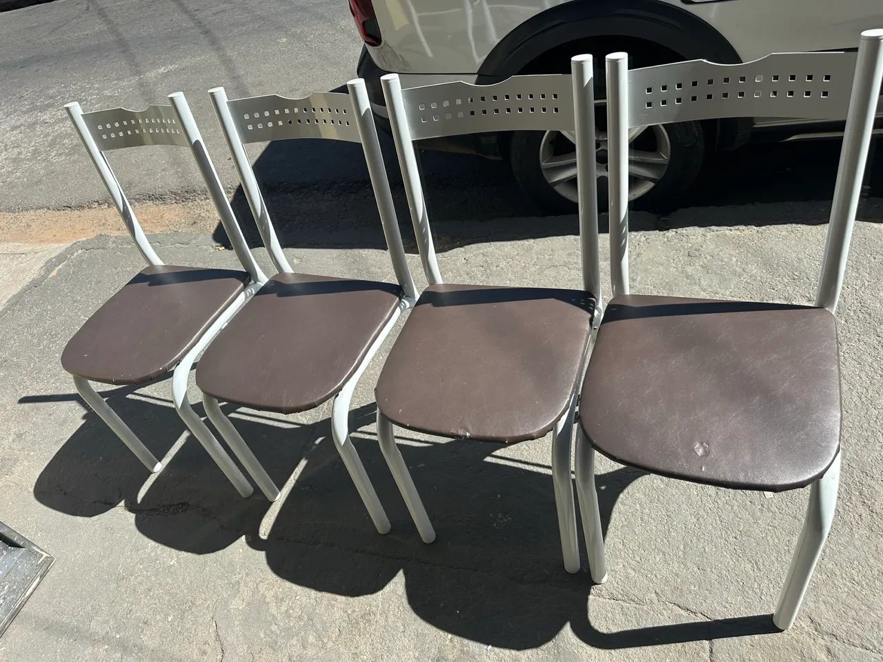 Mesa com a base de madeira com quatro cadeiras 68 × 68 - Foto 4