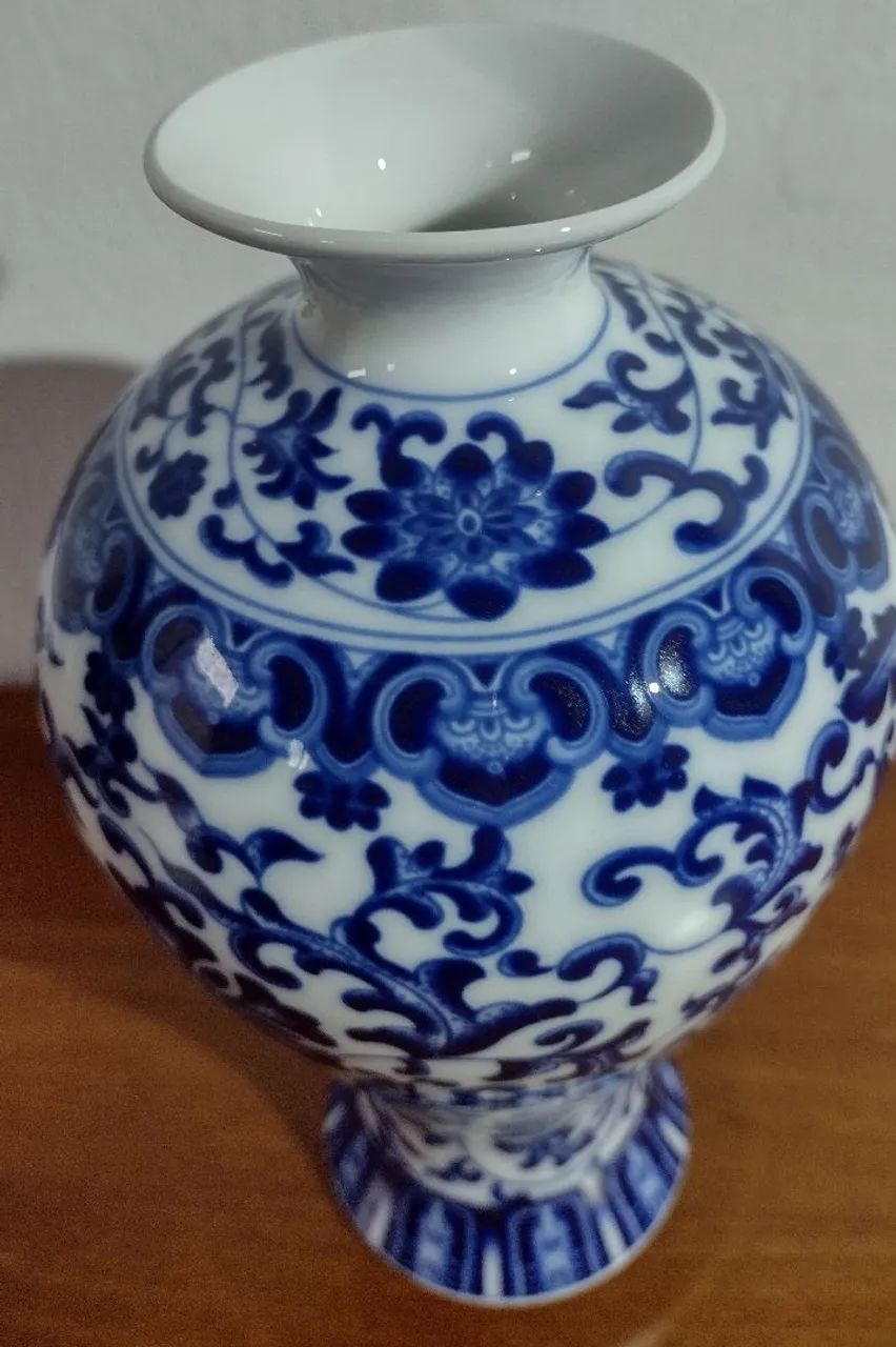Vaso floreiro de porcelana azul e branco  - Foto 3