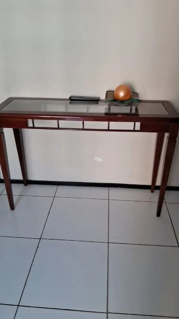 Conjunto de mesa com 6 caseiras e aparador, madeira envernizada 