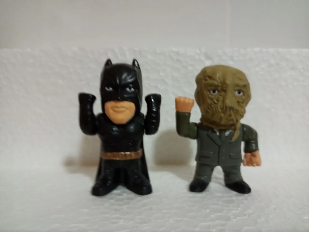 Bonecos Batman e Espantalho miniatura Nestlé 