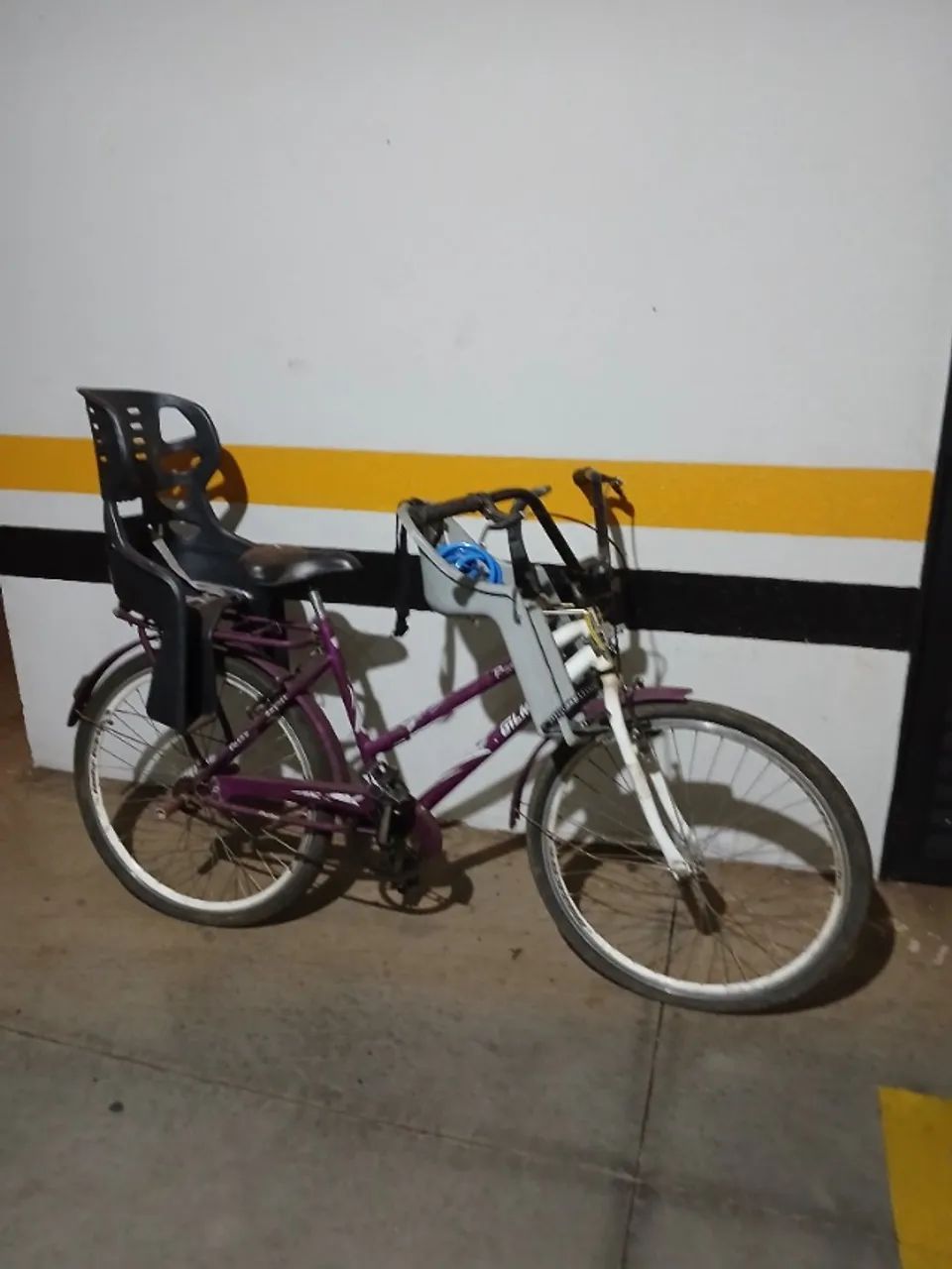 Bicicleta sem marcha com cadeirinhas