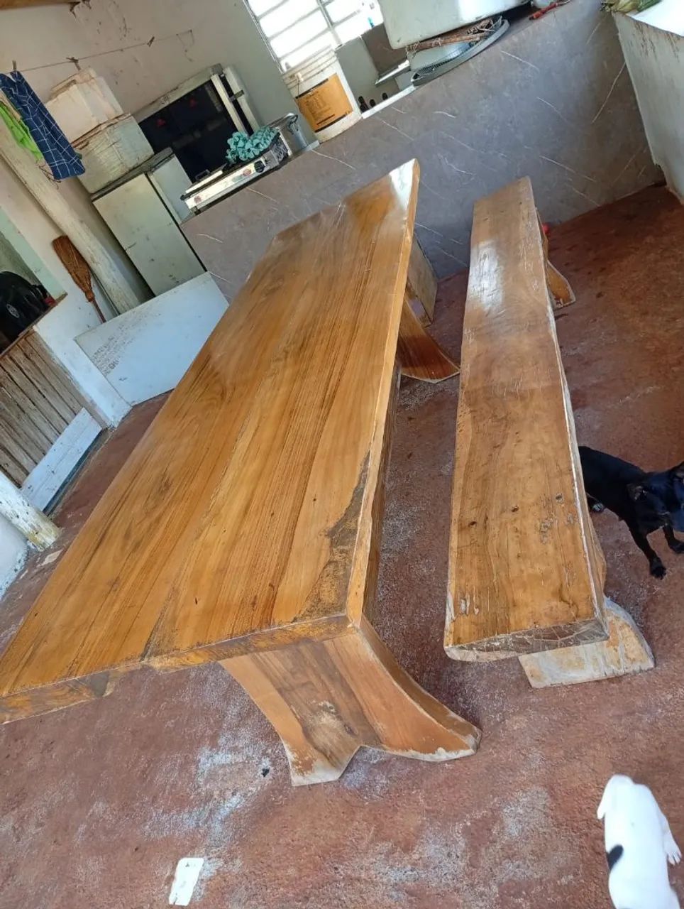 Mesa de madeira invenisado 
