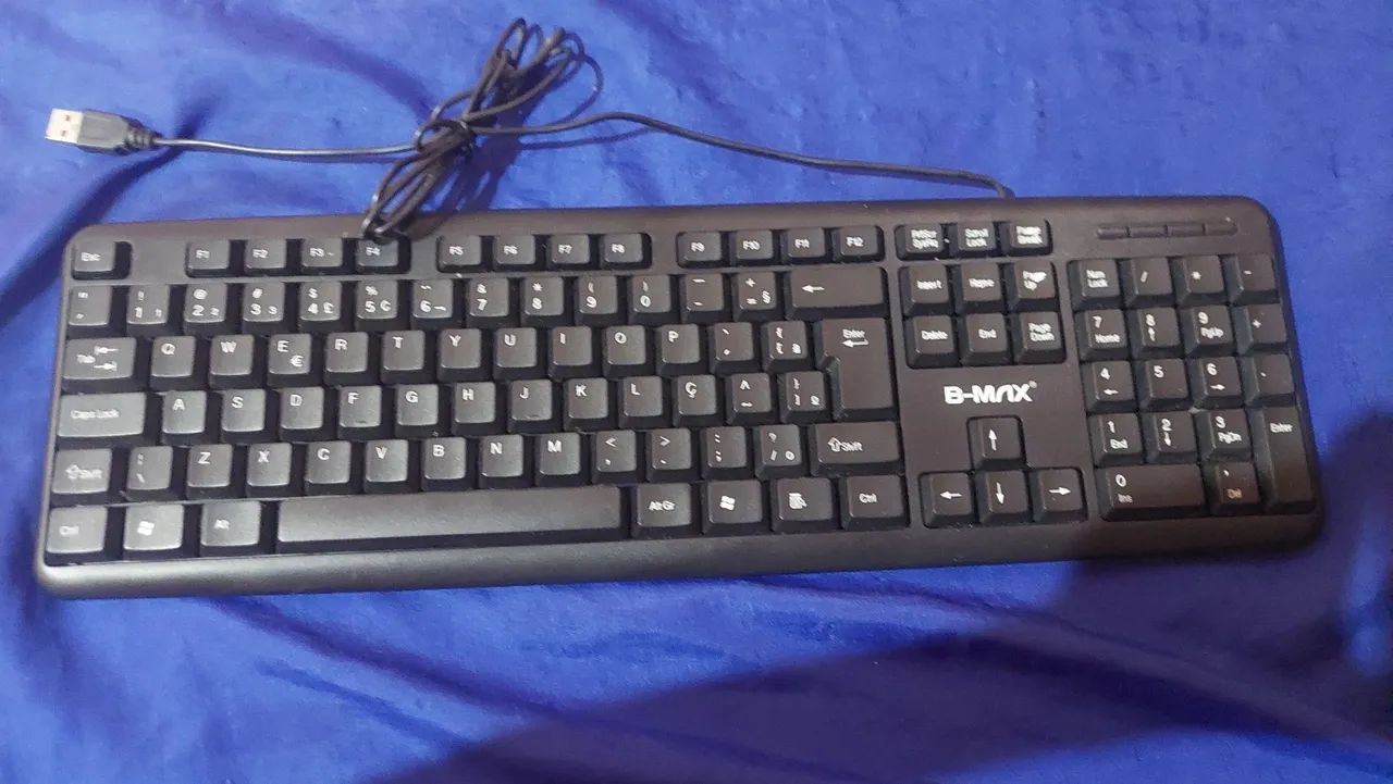Teclado de computador usado 