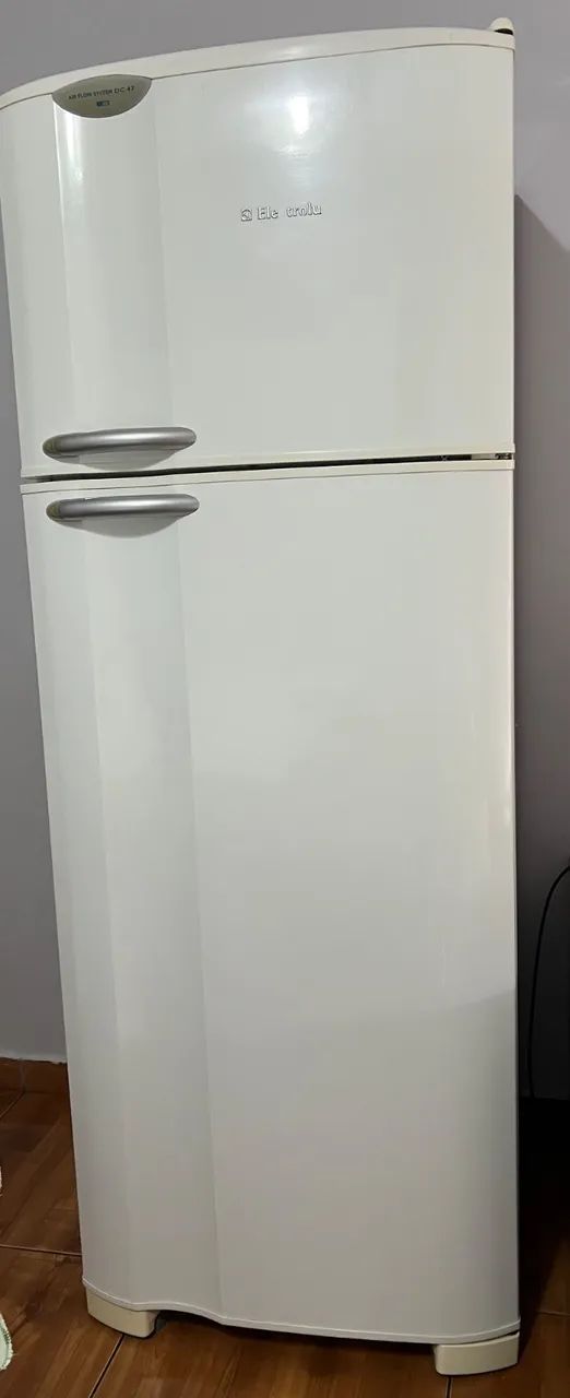 Geladeira com freezer Eletrolux 