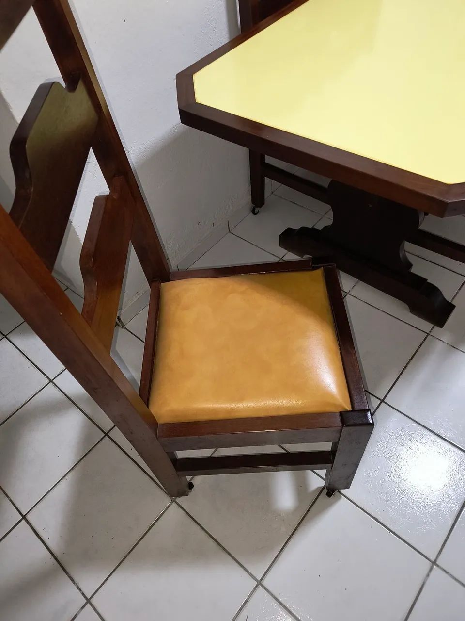 Mesa de jantar toda em madeira maciça ipê com 6 cadeiras com assento acolchoado e rodizios - Foto 5