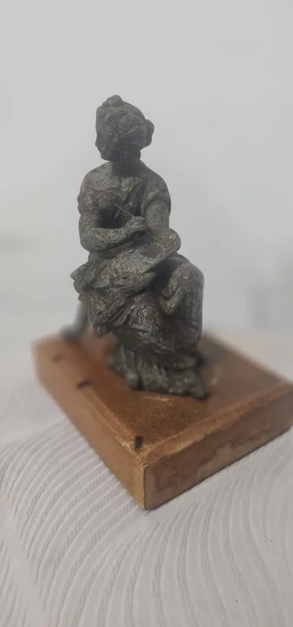 Estatueta antiga de metal figura clássica - Foto 4
