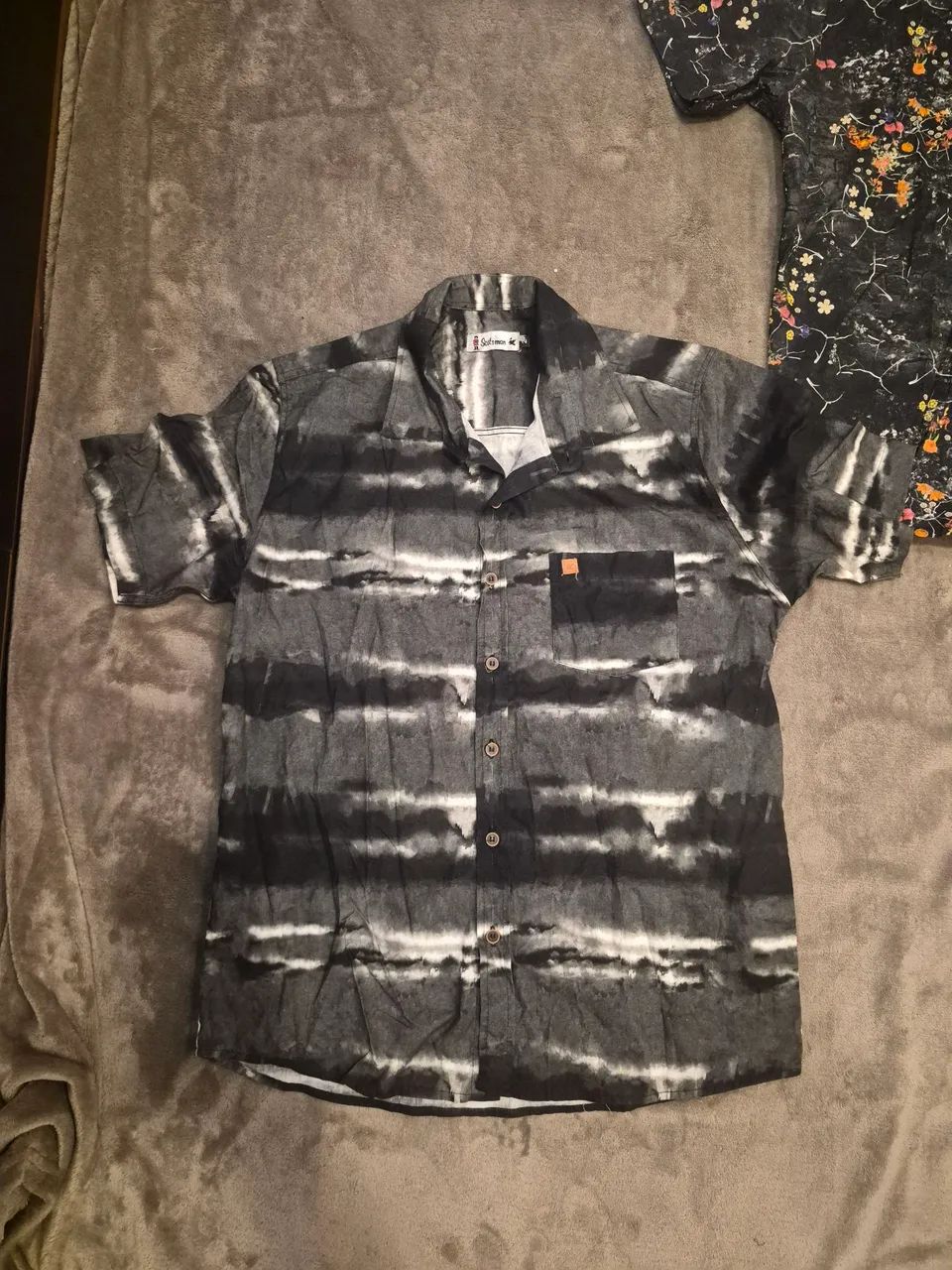 Blusa estampada diversa tam P lote 3 peças  - Foto 4