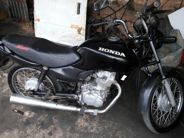 Vende-se uma moto preta tá em dia pro 3900