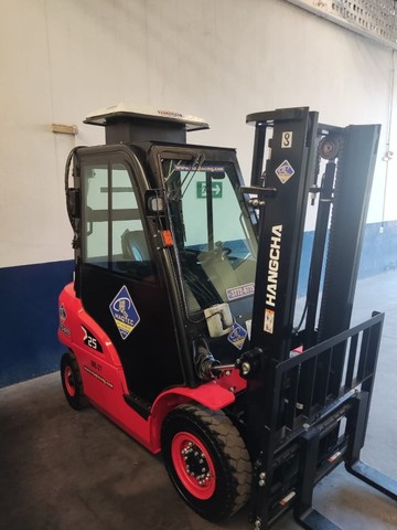 Locação De Empilhadeira Cabinada 2,5 T / Padrão Vale E Gerdau. - Foto 2