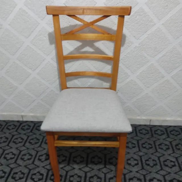 Cadeira de madeira, Modelo X com estofado cinza - $249,00 cada