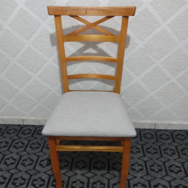 Cadeira de madeira, Modelo X com estofado cinza - $240,00 cada