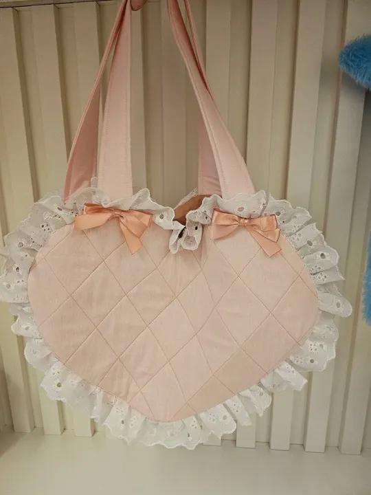 Bolsa de coração rosa com renda