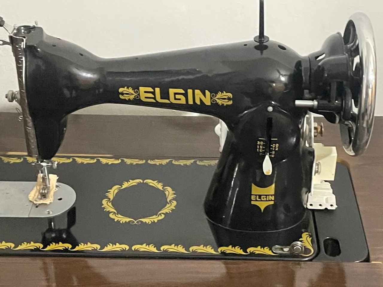 Máquina de Costura Elgin - Usada - Excelente - Foto 2