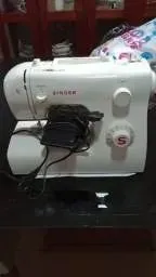 Maquina de costura Singer pouco uso