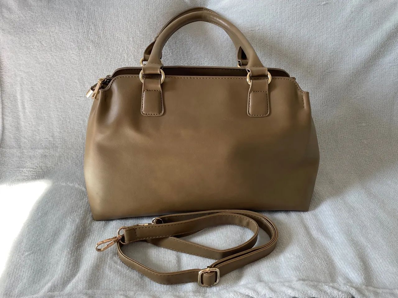 bolsa de mão bege com alça ajustável