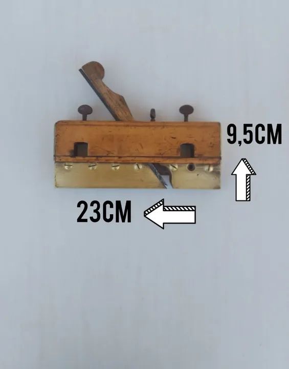 Plaina antiga de madeira