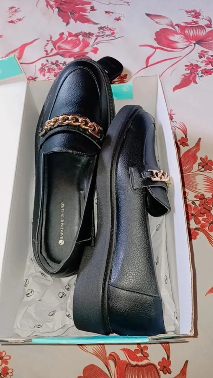 Loafer Feminino Preto com Detalhe em Corrente Dourada