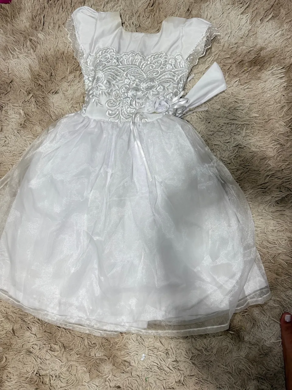 Vestido branco infantil com detalhes
