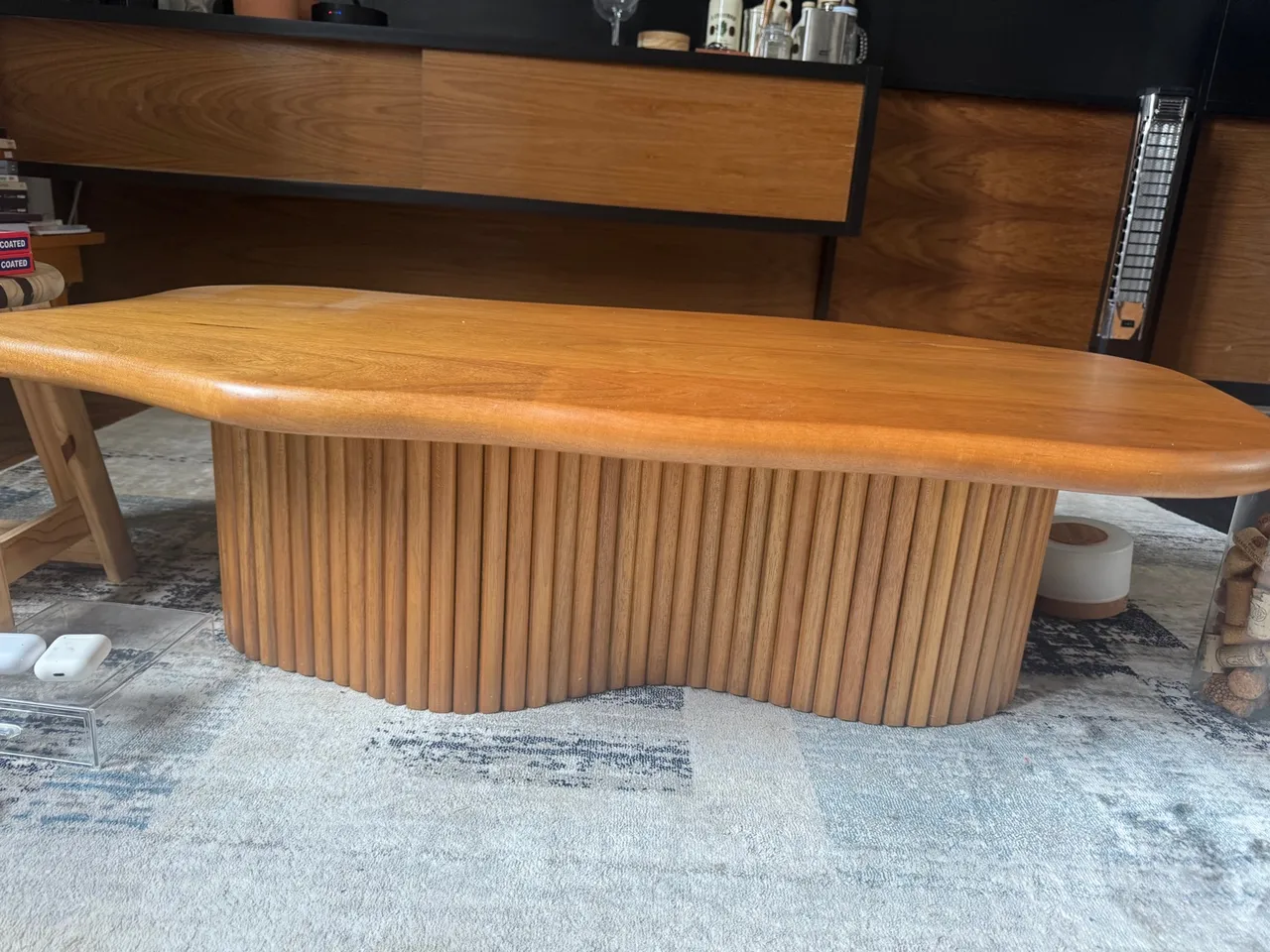 Mesa de centro em madeira maciça com design diferenciado