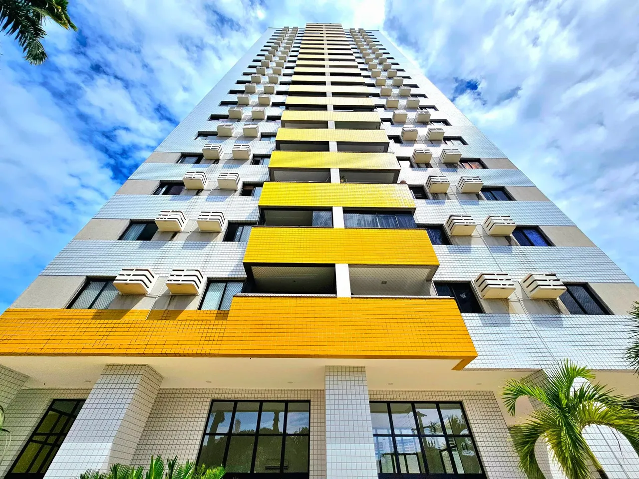 Apart. em Ponta Negra c/ 92 m², lado sombra, ventilado, andar alto, vista mar