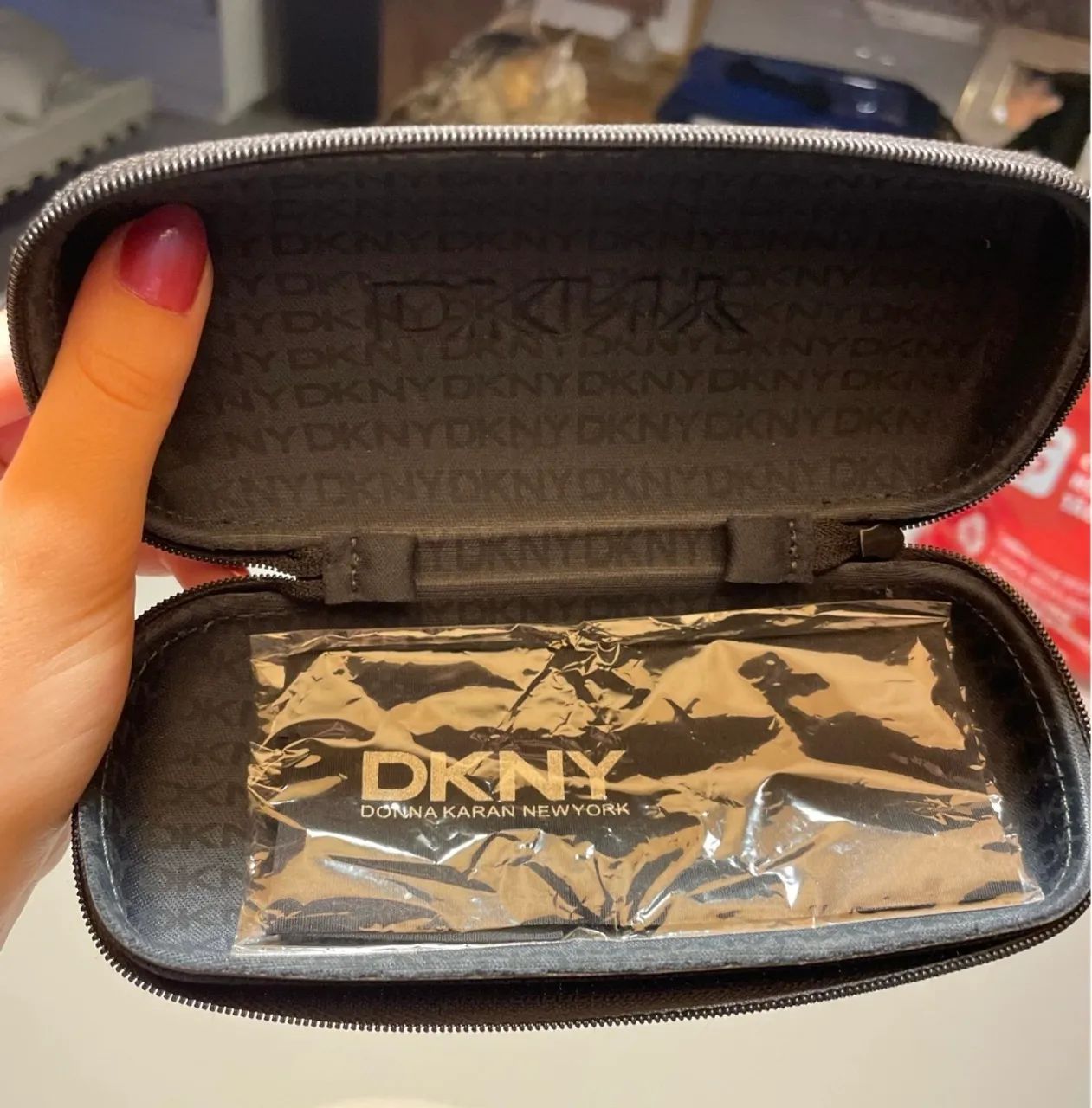 Óculos de Sol Feminino DKNY - Foto 4