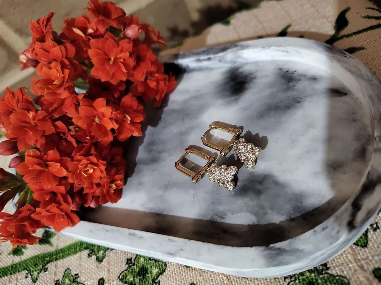 Brinco fechado com pingente de Urso folheado em ouro 18k 