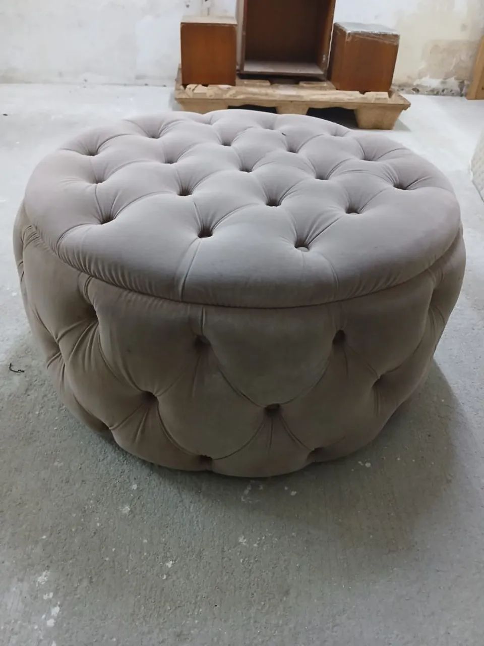 Puff estofado bege para sala