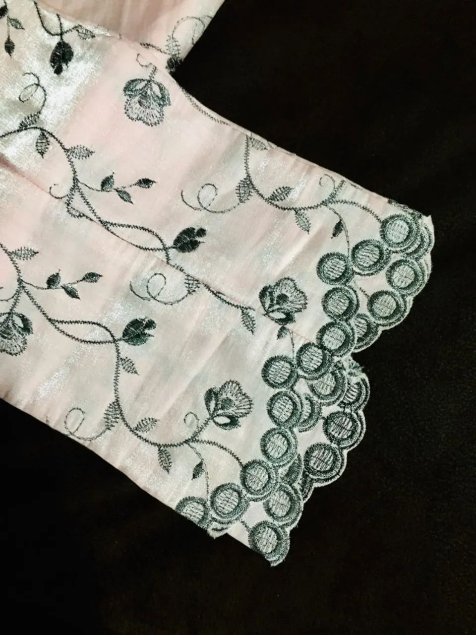 Calça feminina bordada, de cetim, tamanho P  - Foto 3