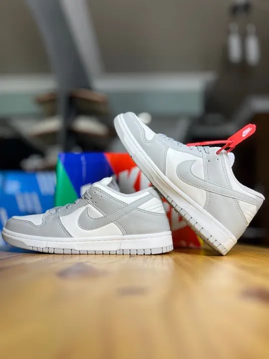 Tênis Nike Dunk Low - Cinza e Branco - Foto 3