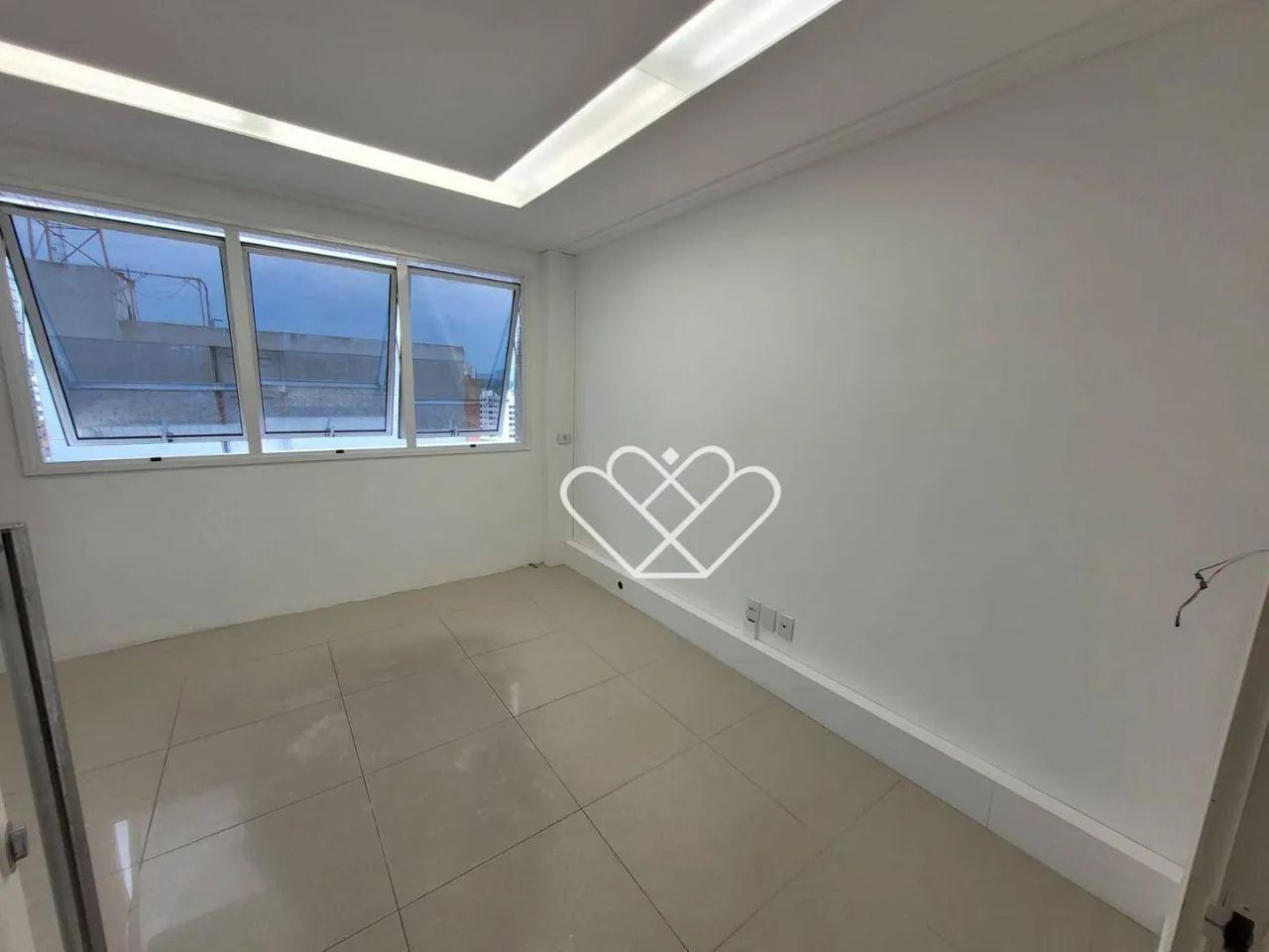 Sala Comercial de 28m² no Centro: Ideal para Seu Negócio com Facilidade e Praticidade - Foto 4