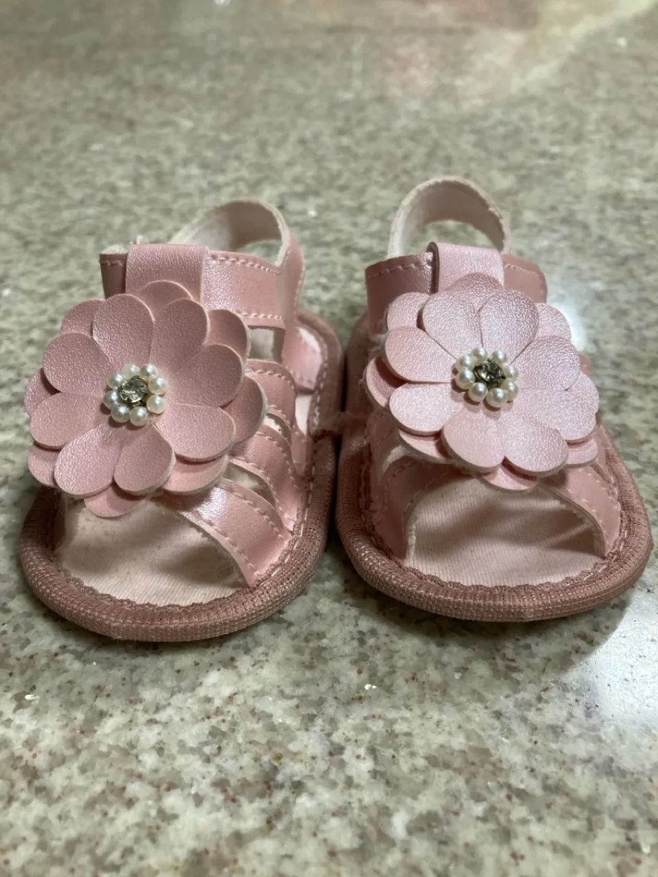 Sandálias de bebê com flor rosa - Foto 3