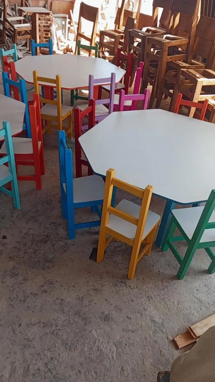 Mesa octogonal colorida para crianças