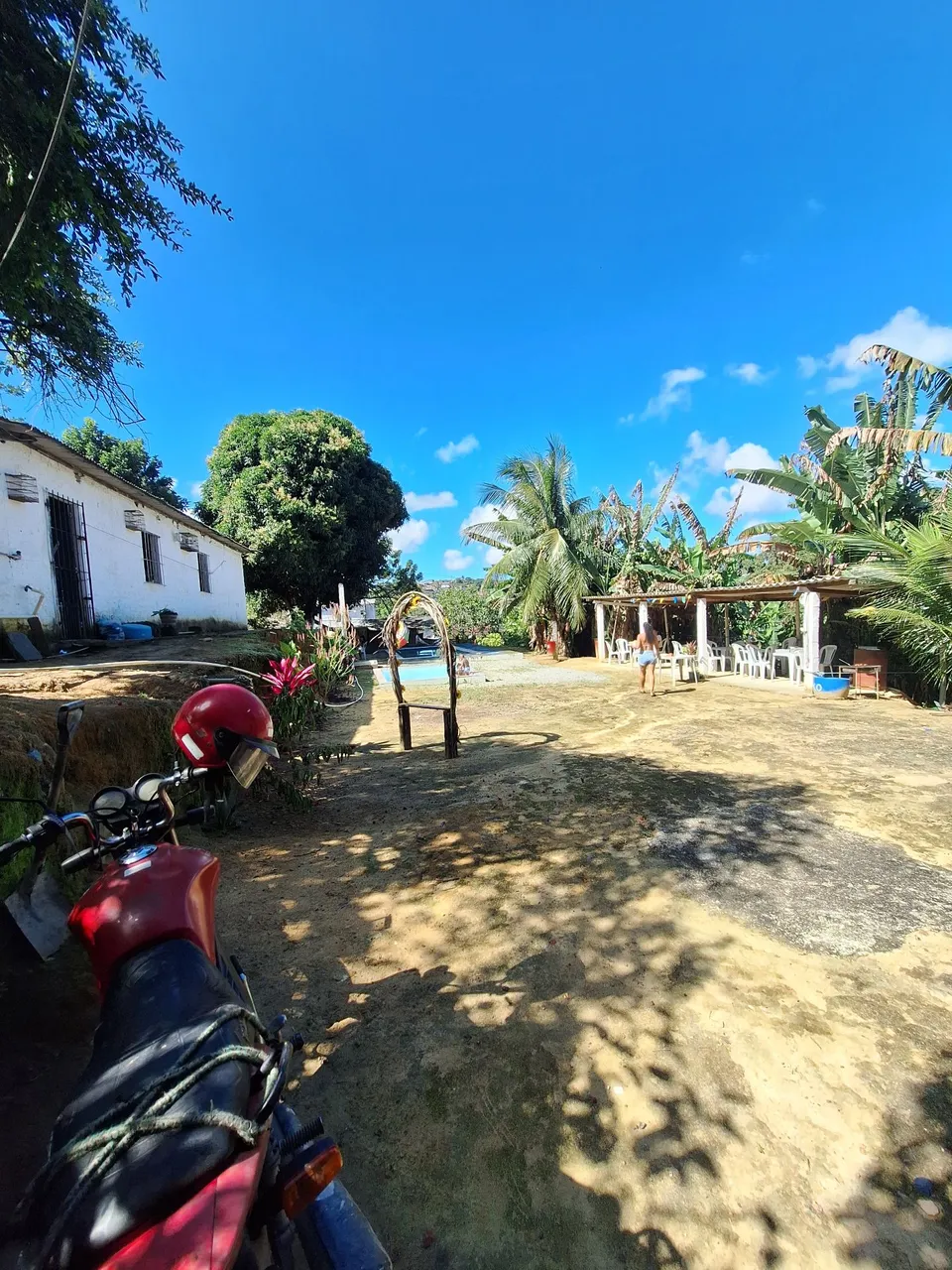 TERRENO COM DUAS CASAS 
