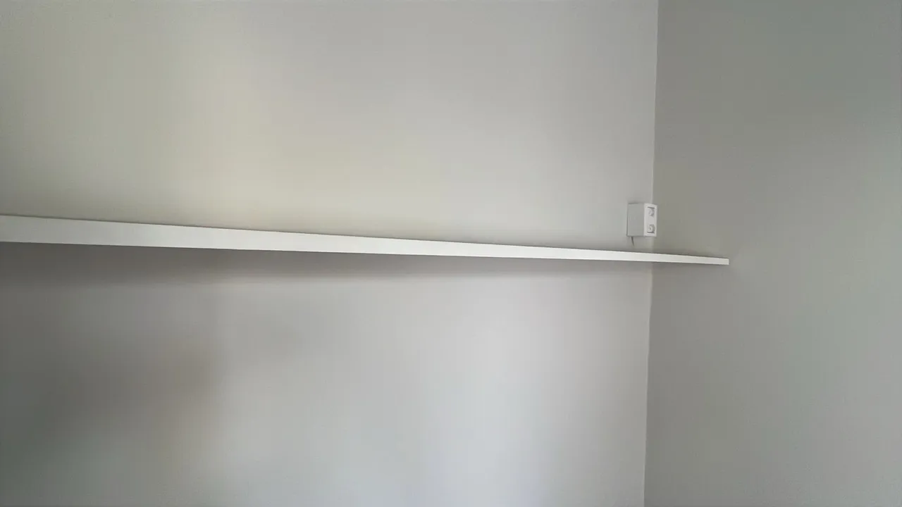 1 prateleira branca MDF 140cm - suporte invisível