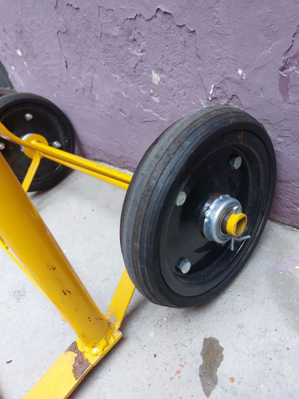 Carrinho de mão de ferro amarelo - Foto 2