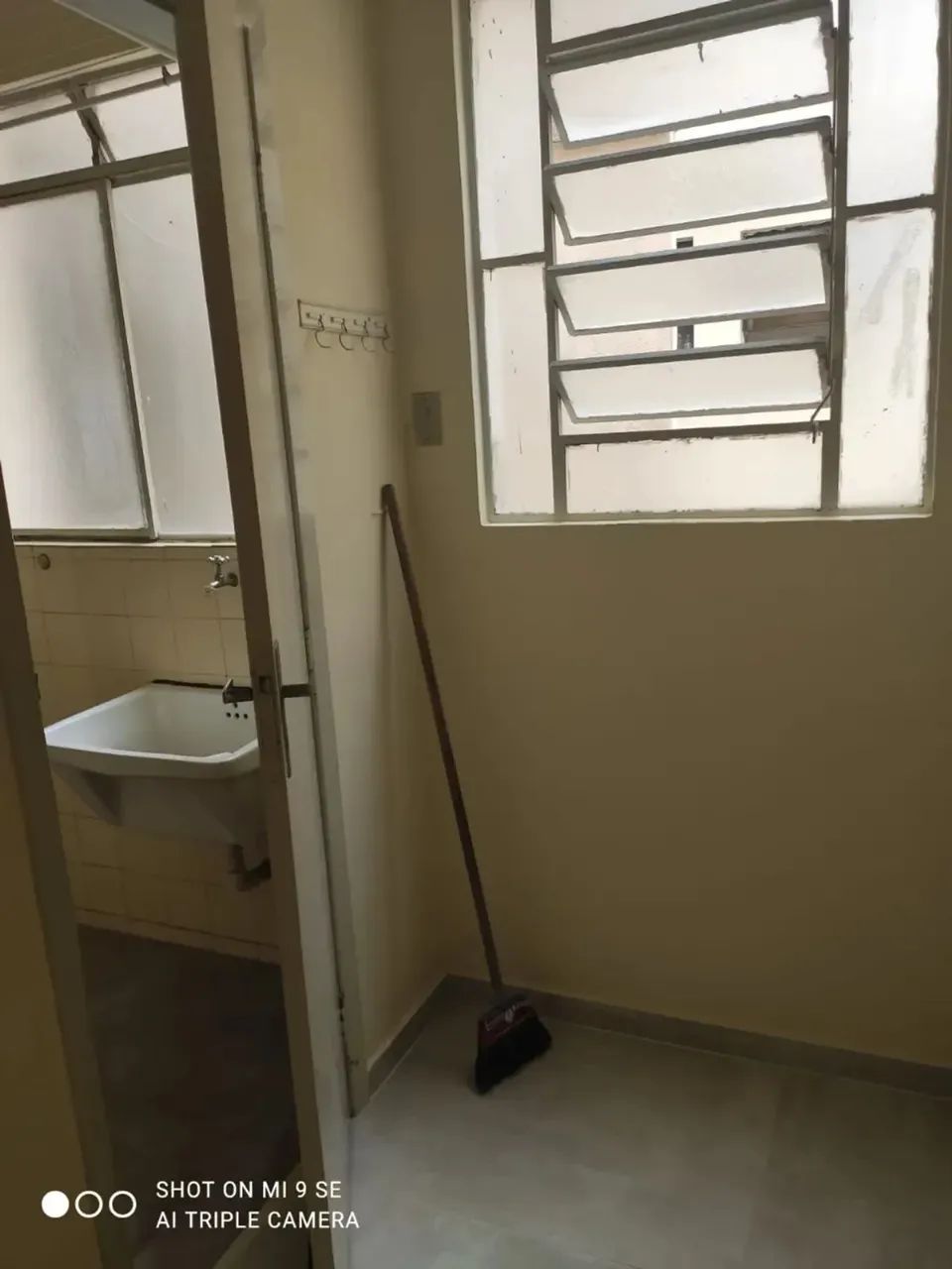 Ótimo apto de 2 quartos com piso porcelanato, sala com sacada com piso porcelanato, banhei - Foto 7
