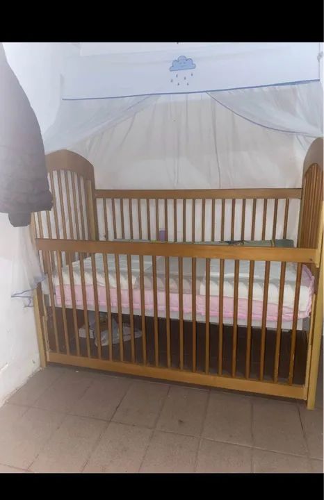 Berço de madeira com mosquiteiro e bebê conforto 