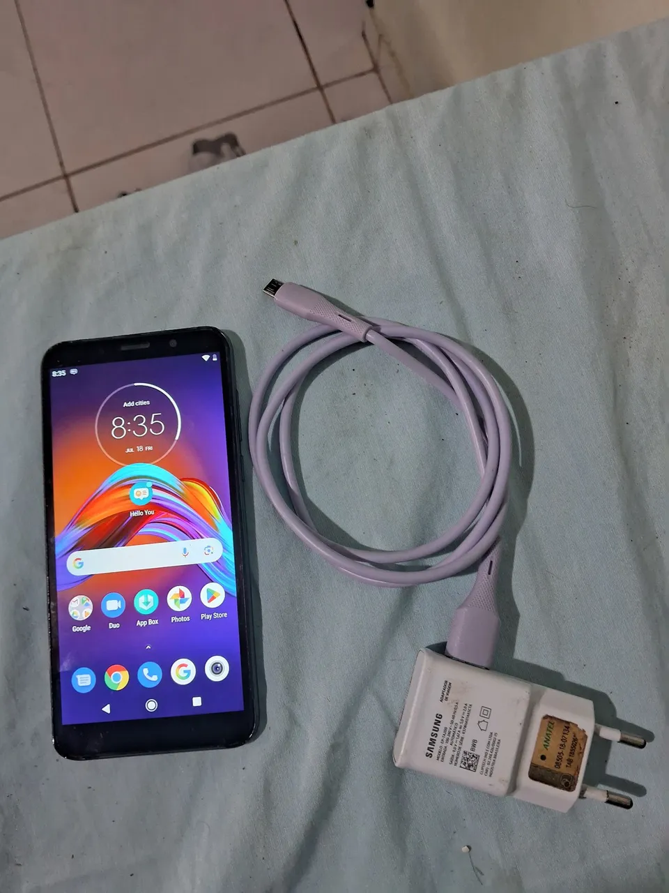 Smartphone Motorola com Carregador