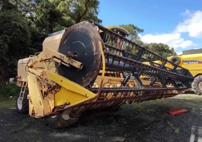 Colheitadeira New Holland - TC59, 23 pés. Fabricação 2004 - Foto 2