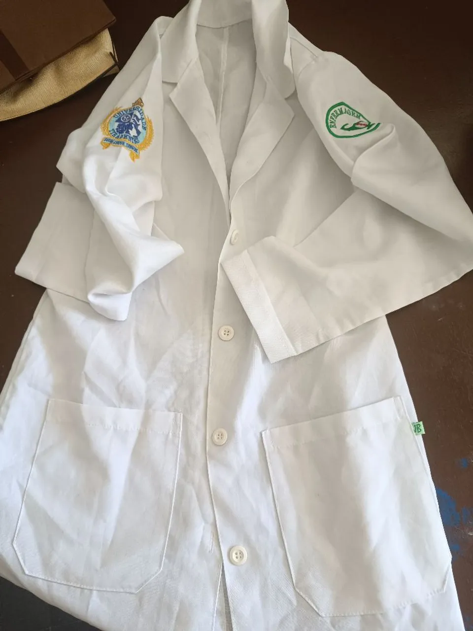 Jaleco Branco com Bordado - Ideal para Profissionais da Saúde