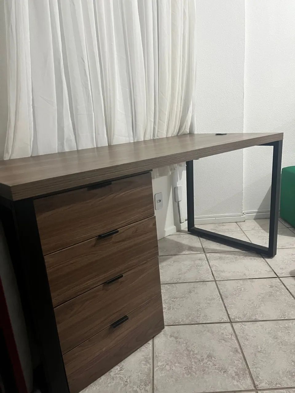Escrivaninha moderna com gavetas e chave 