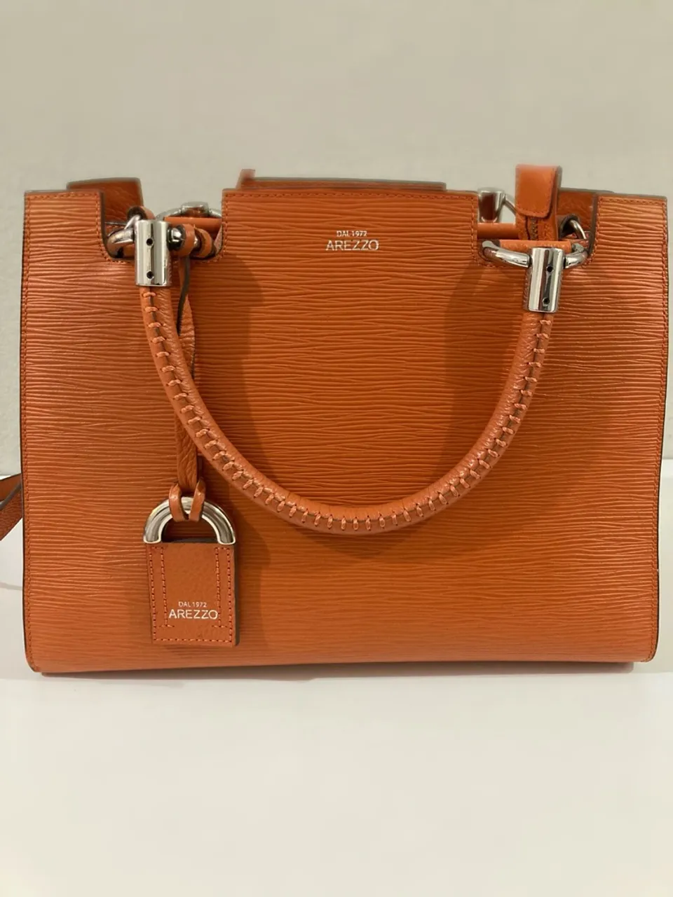 Bolsa Arezzo Laranja em Couro - Elegância e Sofisticação