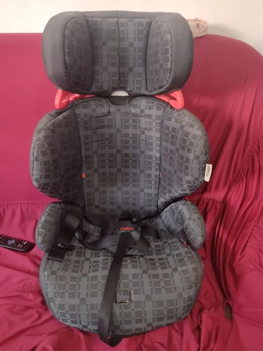 Vendo duas cadeiras ,uma e 100,e a outra é 70 - Foto 2