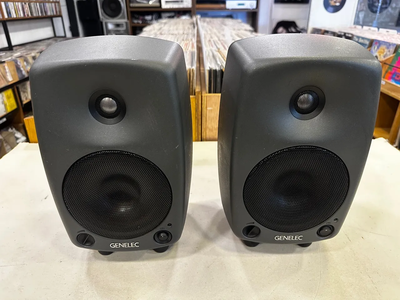 Par de monitores ativos GENELEC 8030A e 8030B