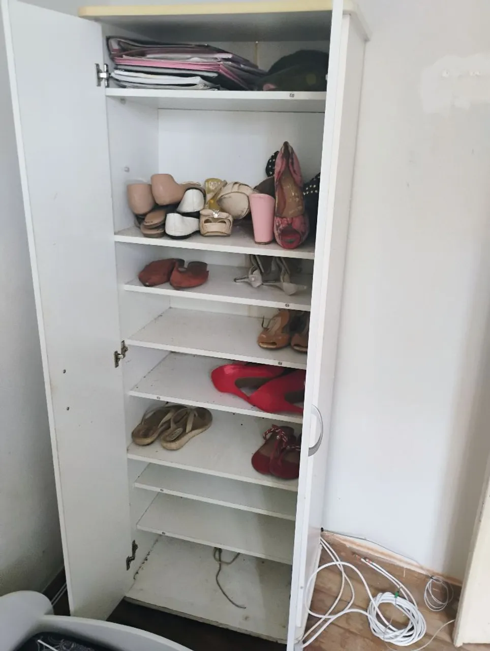 Armário de Madeira Branco - Ideal para organizar seus sapatos!
