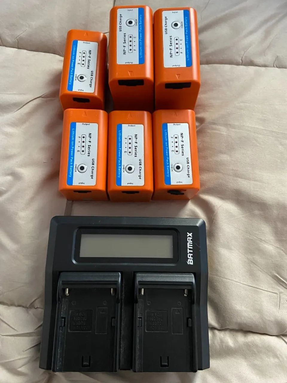 Kit com 6 Baterias NP F970/50 + Carregador Duplo (Batmax) - Foto 2